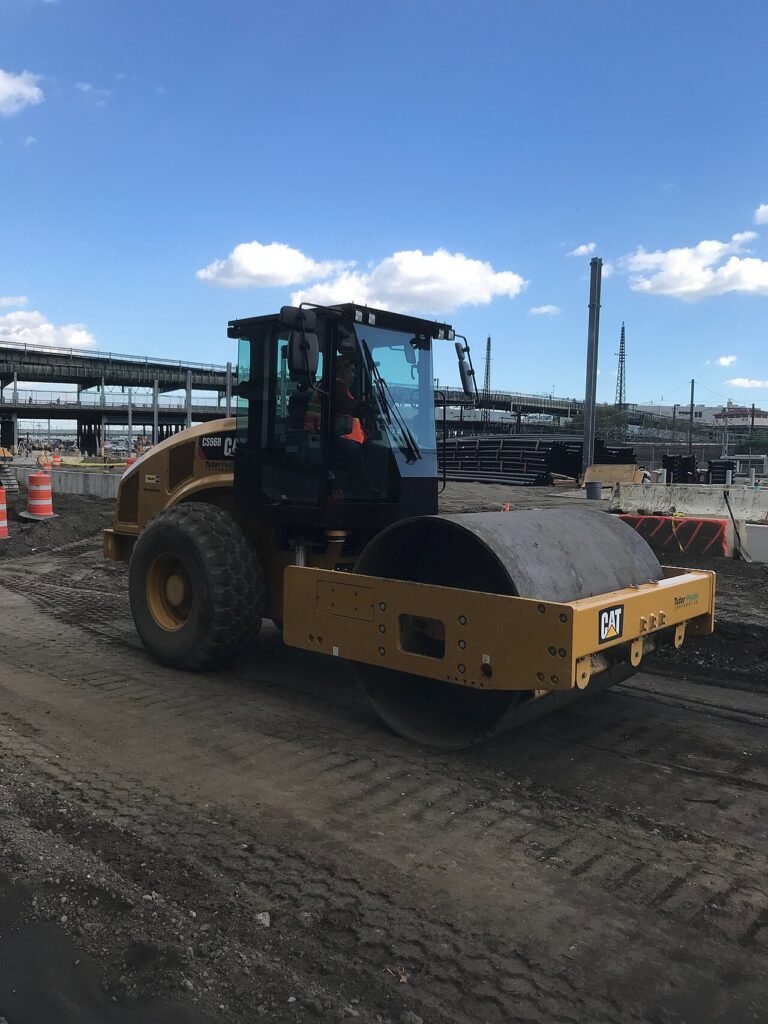 Compactación de suelo con rodillo en obra