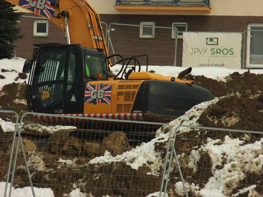 Excavadora hidráulica JCB operando en sitio de construcción