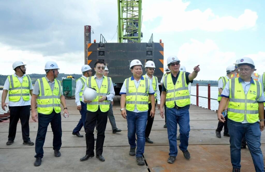 Maquinaria pesada trabajando en la construcción de un puente