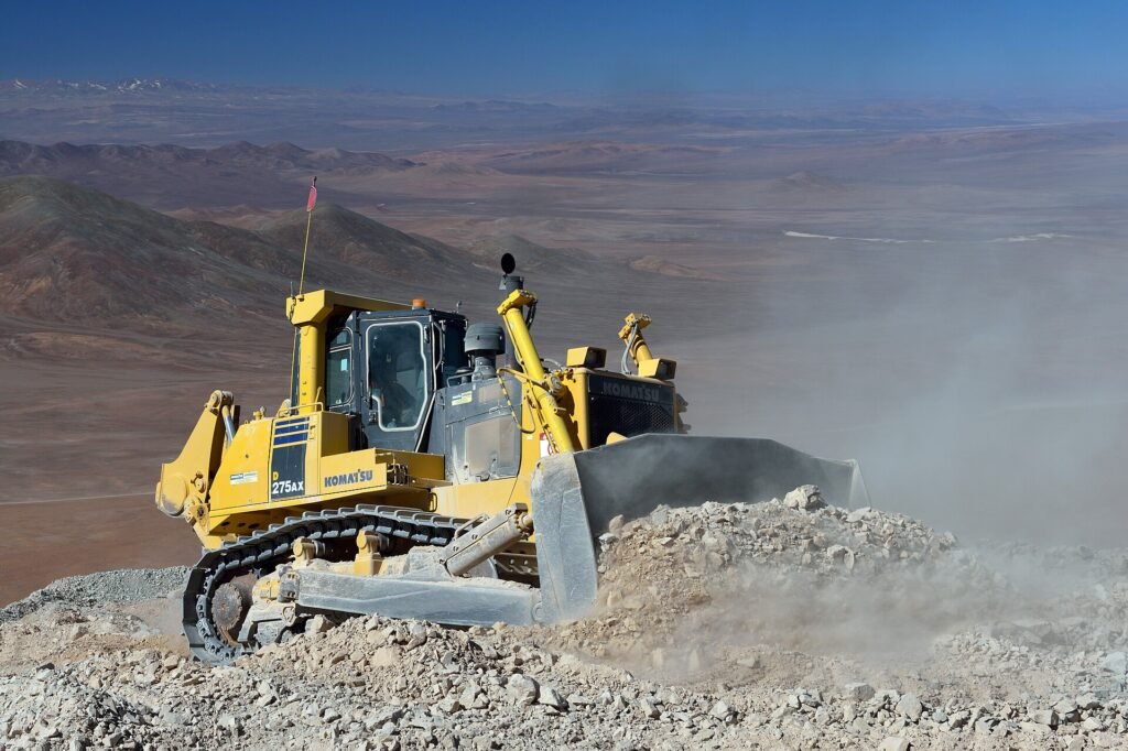 Bulldozer trabajando en terreno desértico