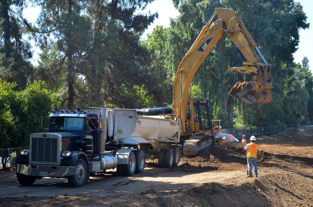 Excavadora operando durante trabajos de construcción de bordo