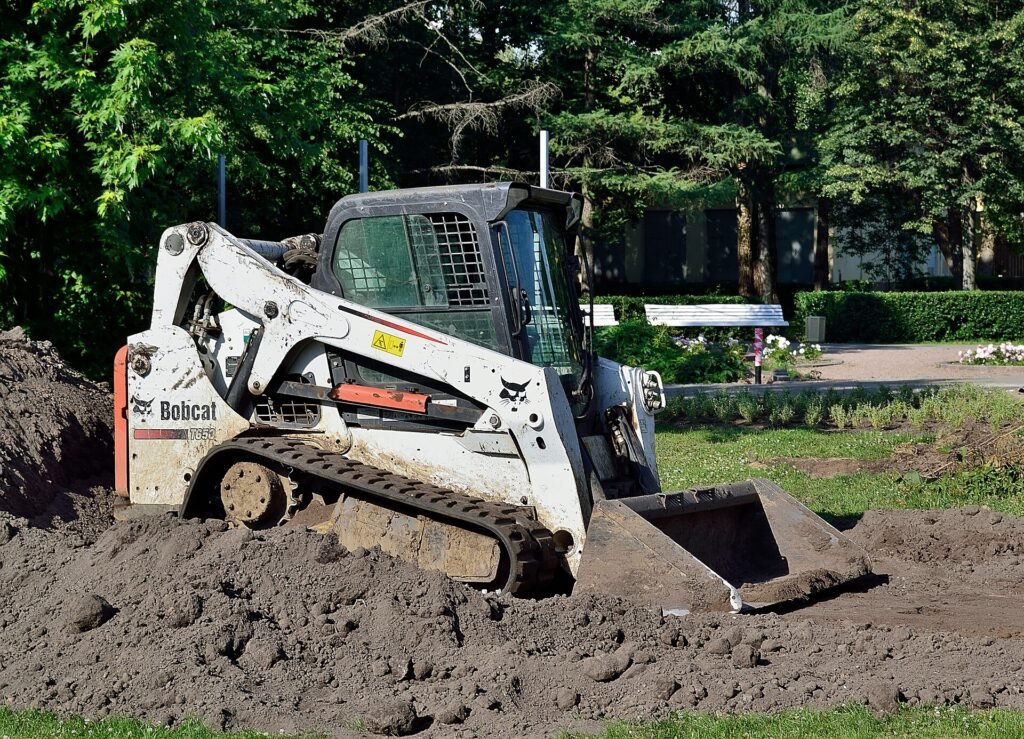 Minicargador Bobcat trabajando en espacio reducido