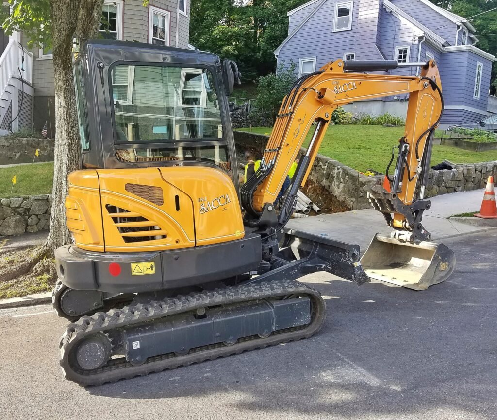 Mini excavadora trabajando en espacio reducido