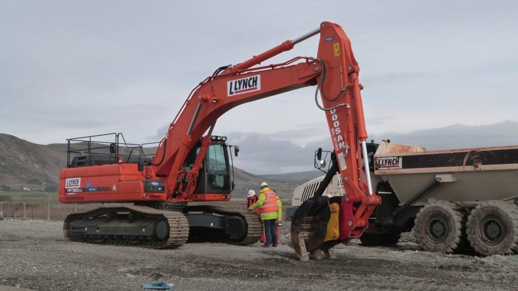Excavadora hidráulica Doosan operando en obra