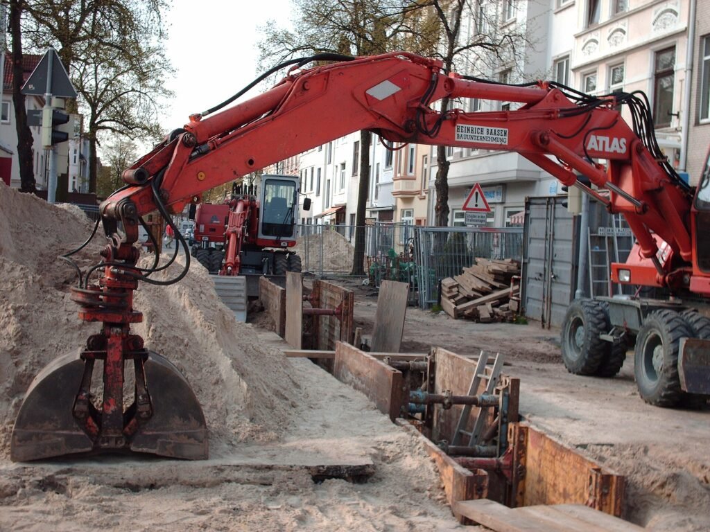 Excavadora trabajando en sitio de construcción