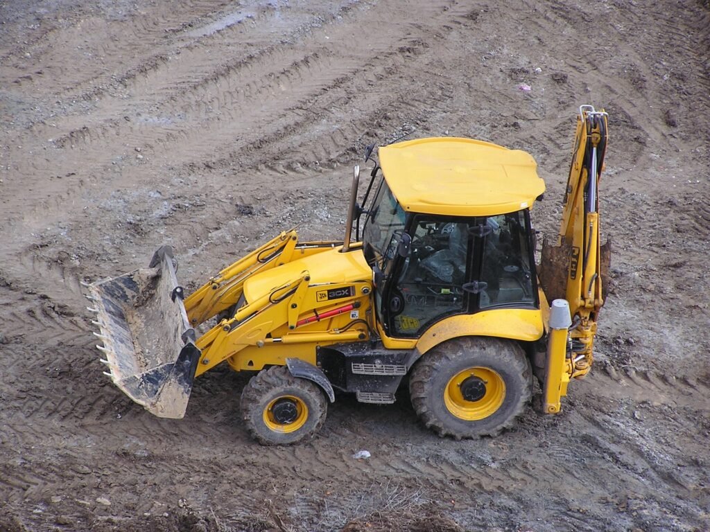 Retroexcavadora JCB trabajando en obra