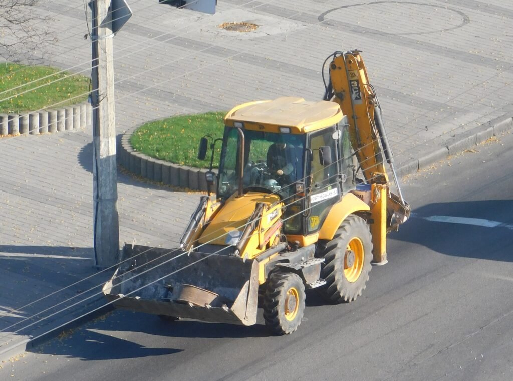 Retroexcavadora JCB trabajando en vía pública