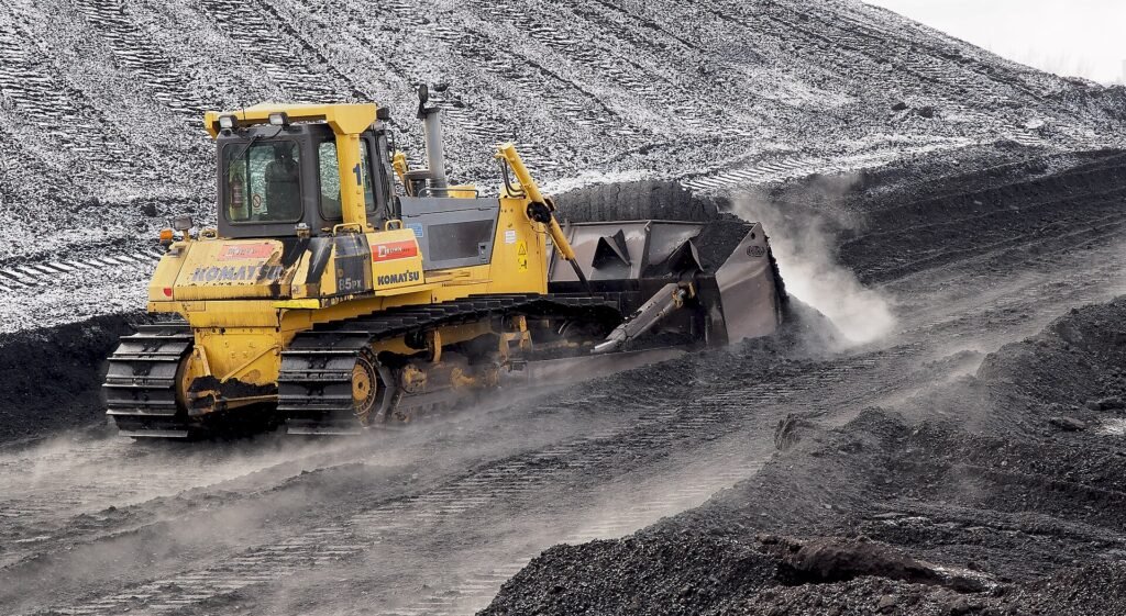 Bulldozer trabajando en planta industrial