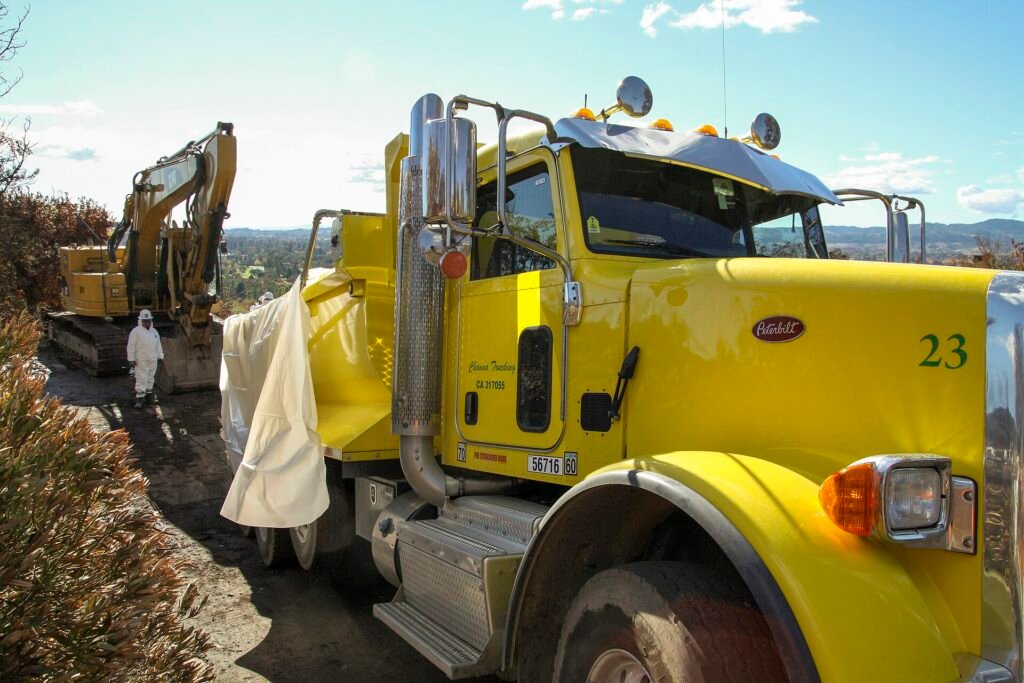 Excavadora trabajando en proyecto de infraestructura
