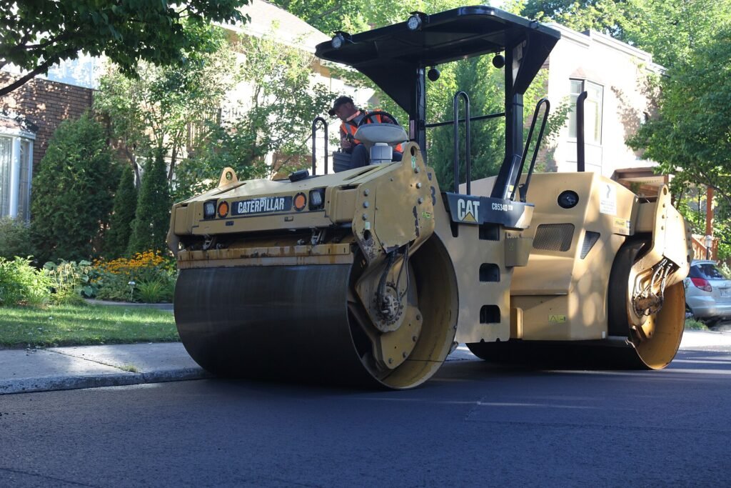 Maquinaria pesada trabajando en movimiento de tierra