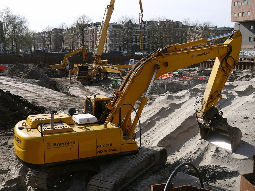 Maquinaria pesada trabajando en sitio de construcción