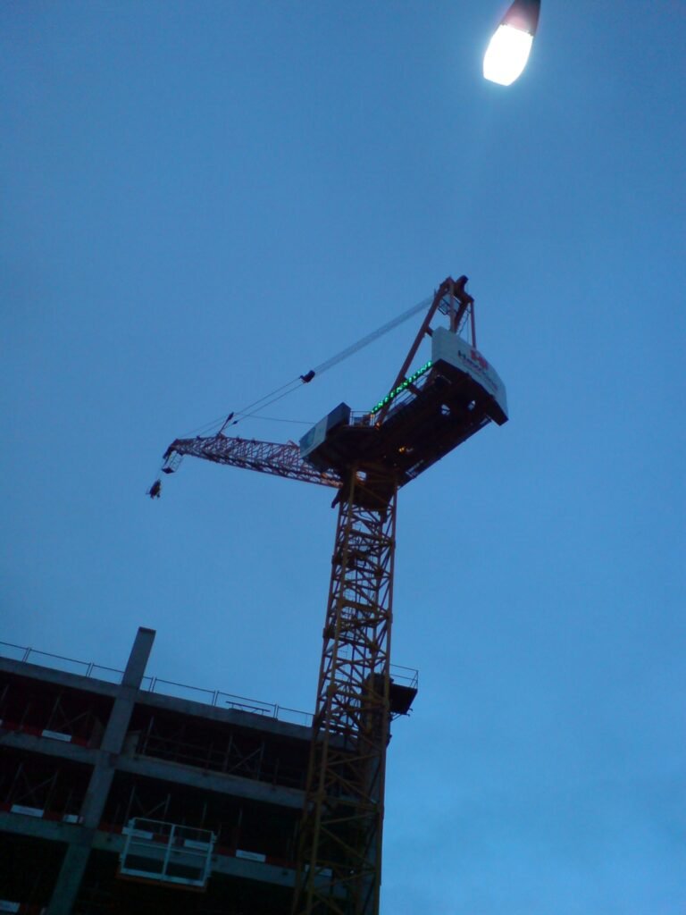 Grúa trabajando en proyecto de construcción de mediana duración