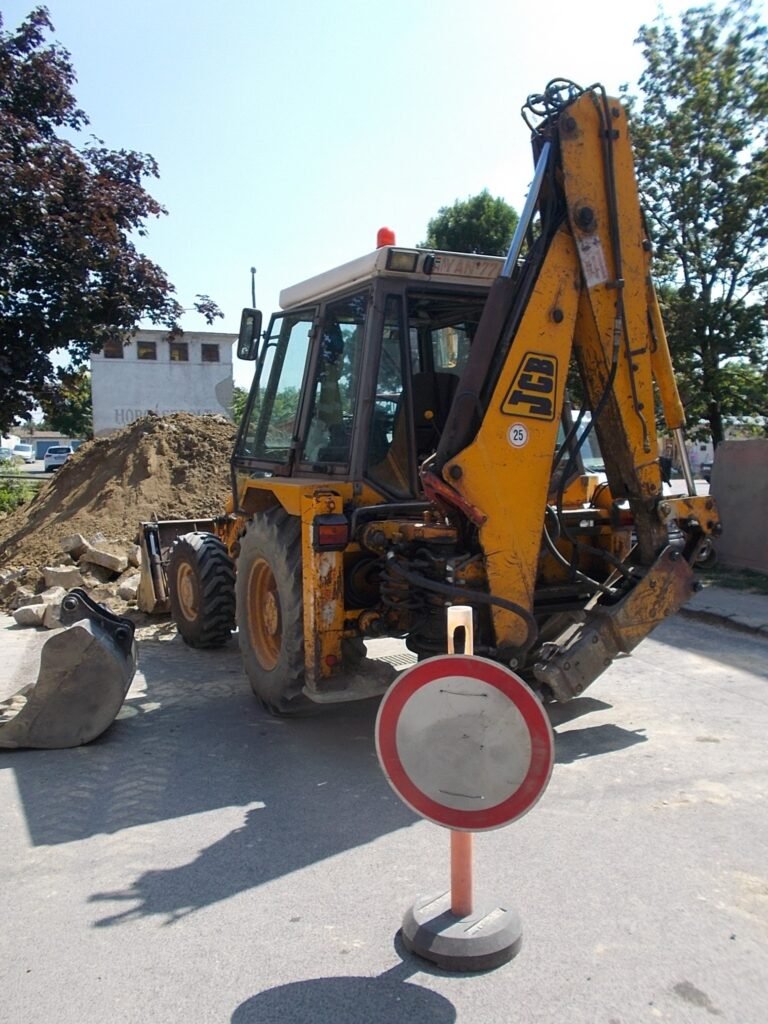 Retroexcavadora con martillo hidráulico en obra
