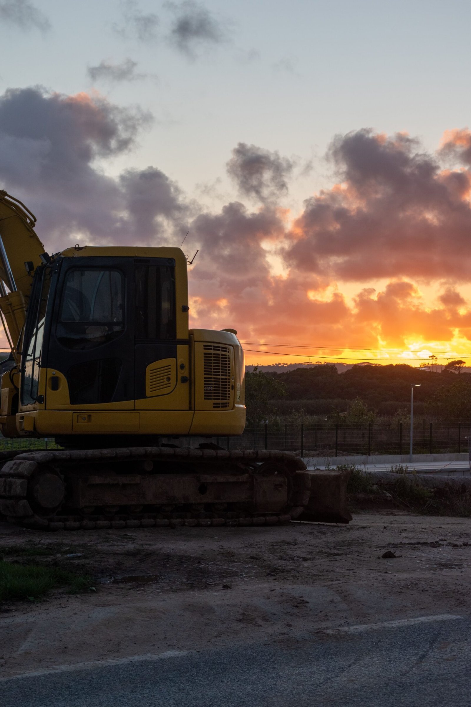Excavadora hidráulica operando en sitio de construcción