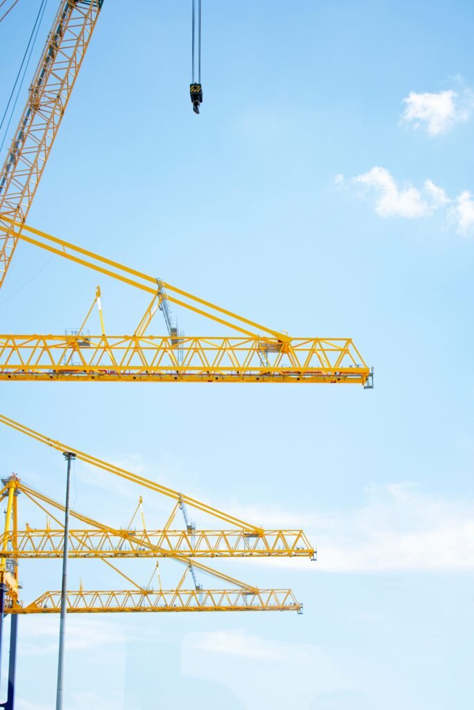 Grúa torre en construcción de estructura de edificio