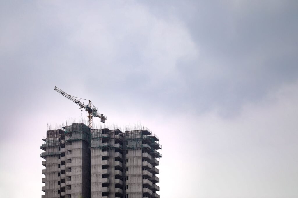 Edificio en construccion con grua, que representa el avance fisico de obra