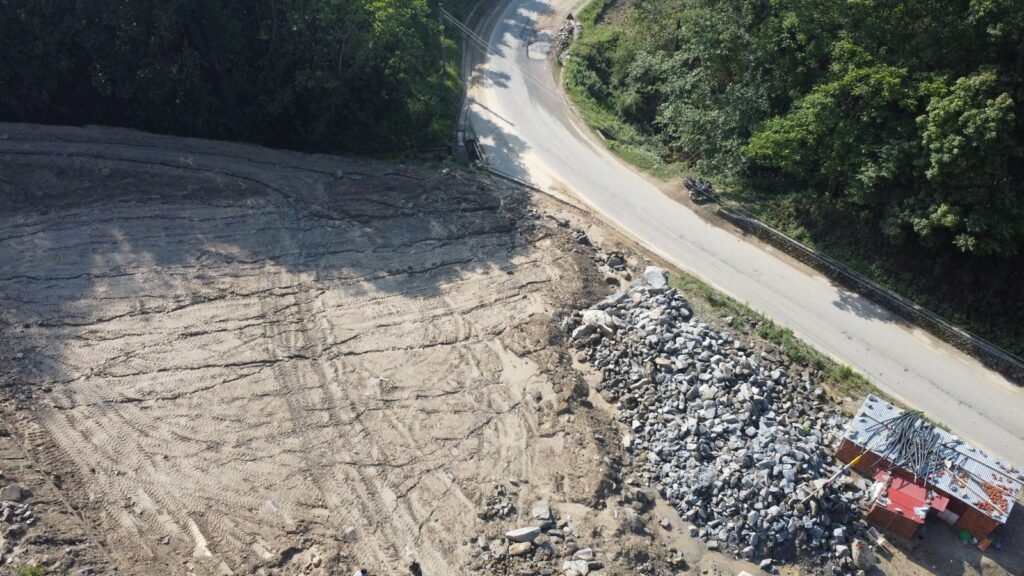Vista aérea de una capa de terracería nivelada junto a un camino