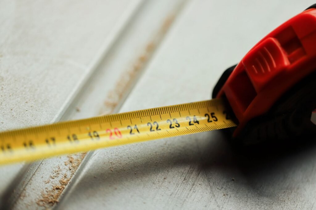 Cinta métrica extendida sobre una superficie de obra