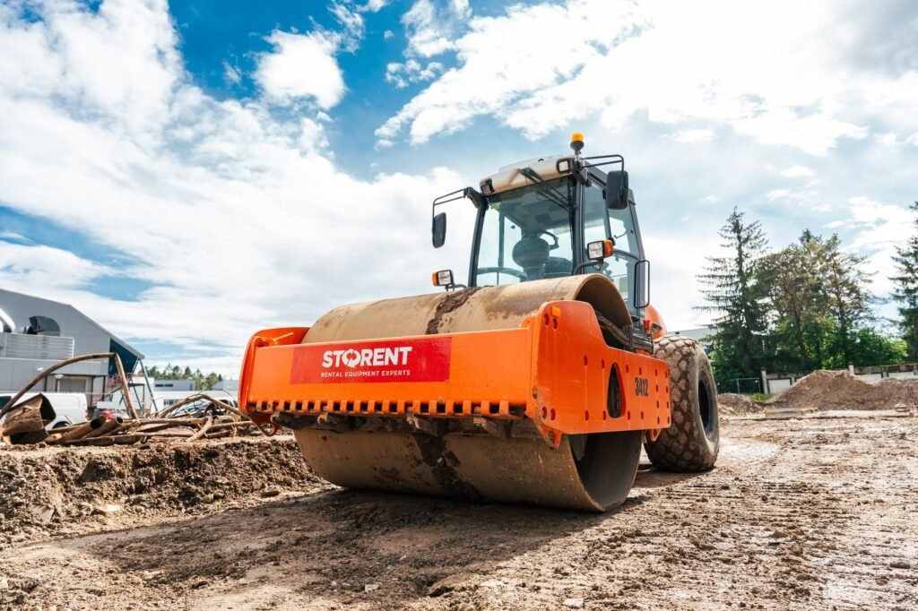 Vibrocompactador de rodillo liso compactando una capa de terraplén
