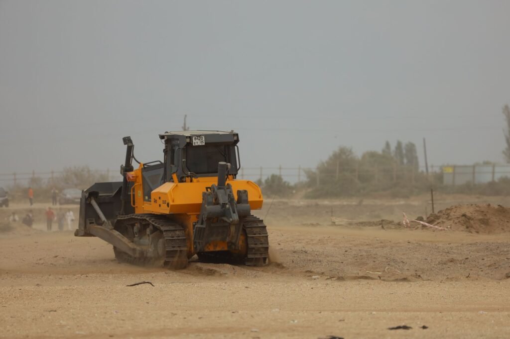 Tractor bulldozer de orugas retirando capa vegetal durante el despalme del terreno