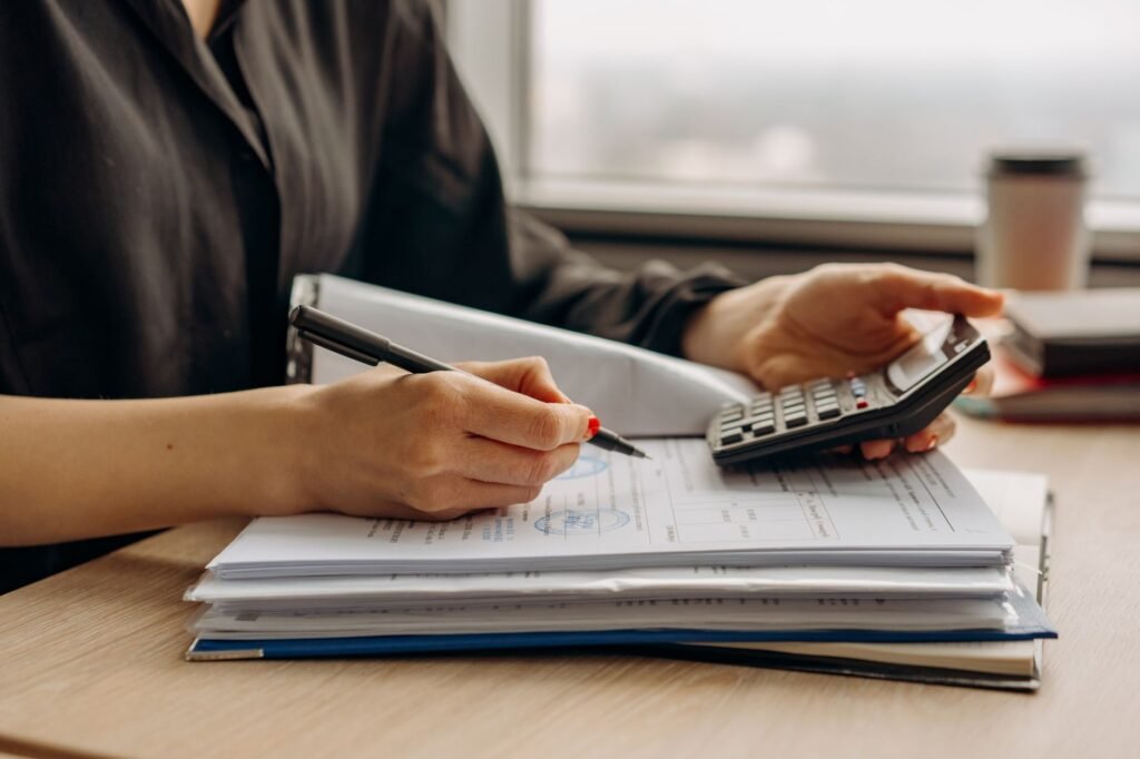 Calculadora y documentos financieros sobre un escritorio de oficina