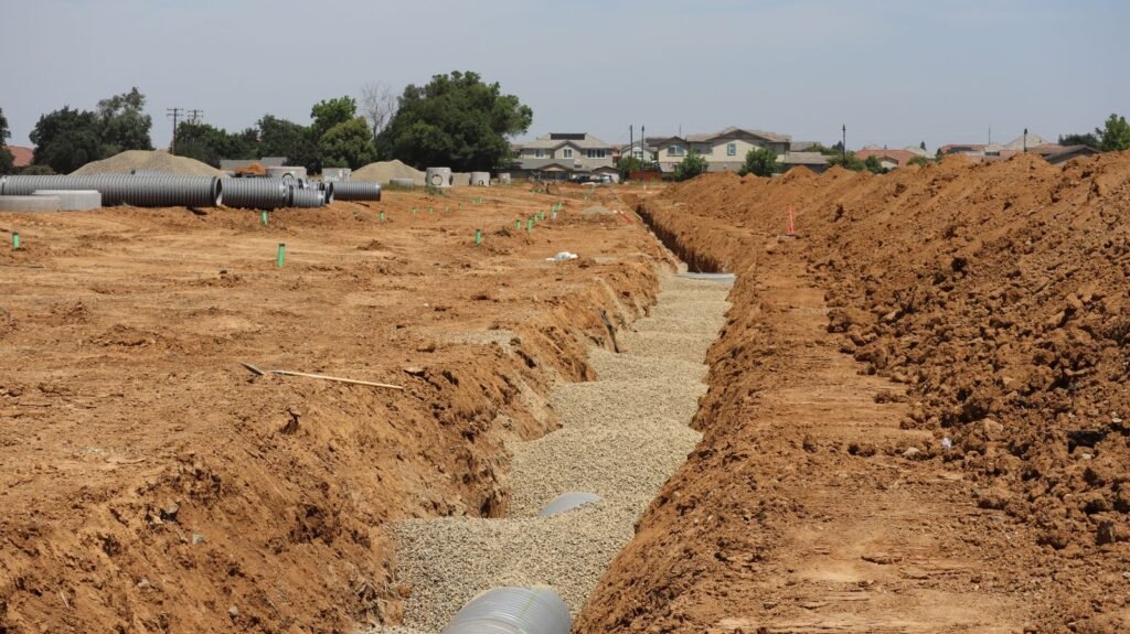 Zanja larga excavada en terreno natural con tubería al fondo, lista para cuantificar