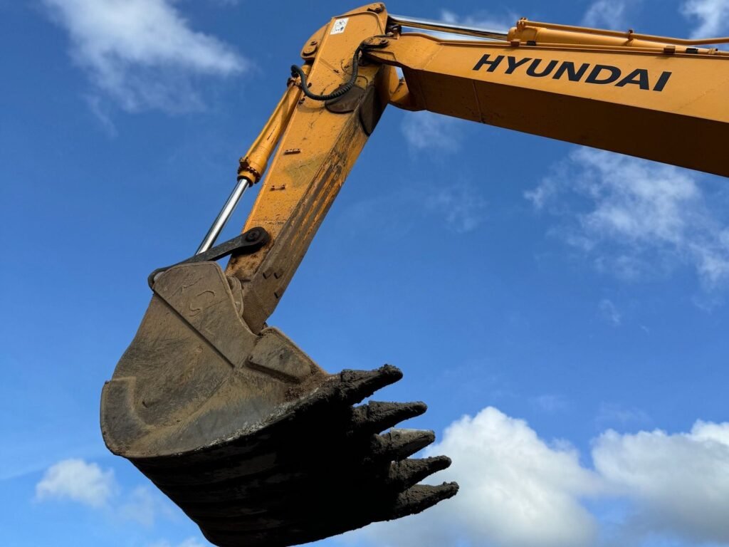 Cucharón de excavadora con dientes de acero visto desde abajo