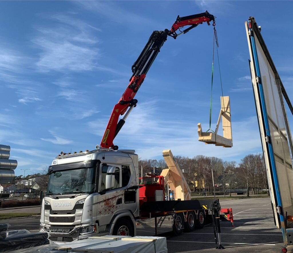 Grúa articulada colocando un panel