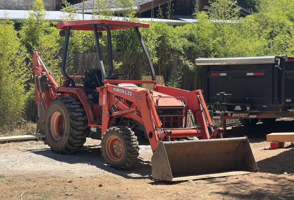 Retroexcavadora compacta tipo tractor con cargador frontal y retro